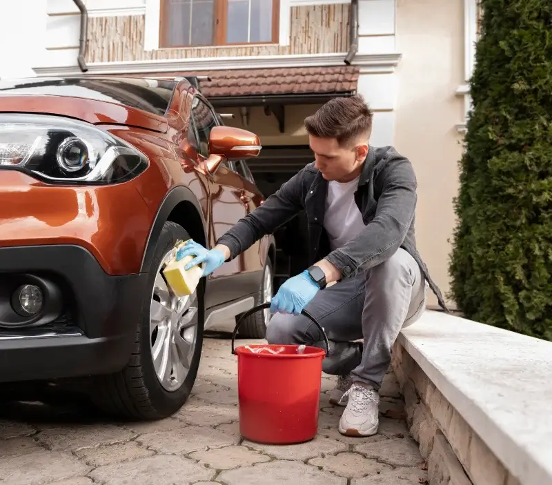 Lavage auto à domicile Saint-Martin-de-Bréthencourt : professionnel intervenant sur un véhicule